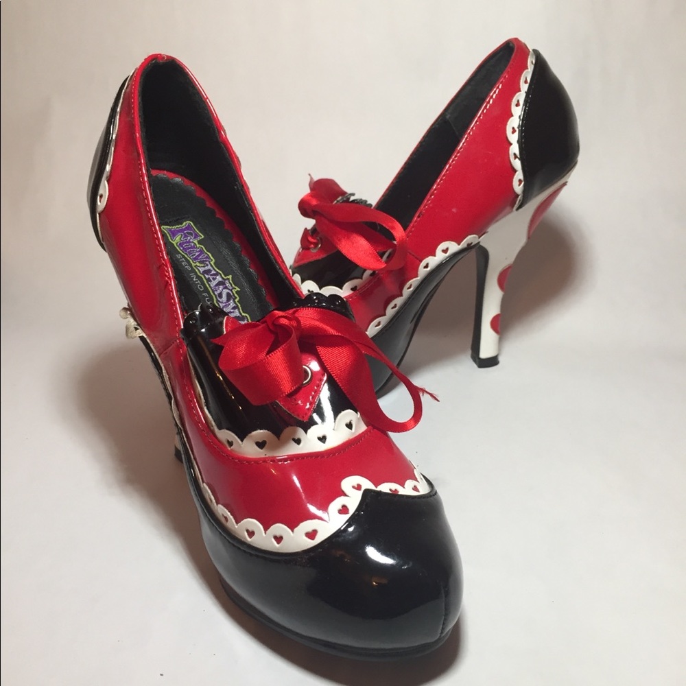 FANTASMA Queen of Hearts Ultra Cute spike pumps!